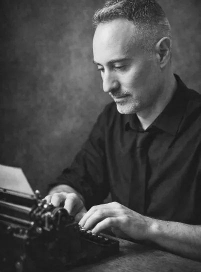 Andrea Molini scrive a macchina
